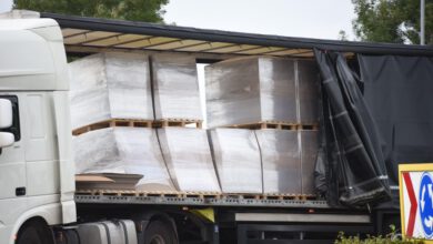 Photo of Lading dozen valt uit vrachtwagen bij rotonde in Oude Pekela